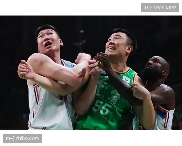 争议判罚：最后时刻进攻犯规吹罚，国王队教练组抗议未果